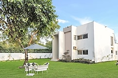 Alaya Stays Ratikara Ullaas 2 BHK with Pvt Pool & Pool table, Dankaur