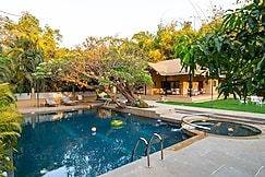 ELIVAAS Lush 6 BHK with Pool, Jacuzzi, Bar, Sit Out & Garden, Trimbak