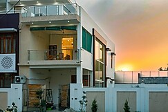 The Wayne Manor Luxury 6BHK Villa with Lawn, Varanasi