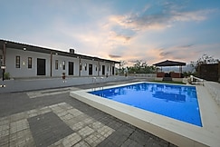 Agastya Homestay | Room with a Pool, Lonavala