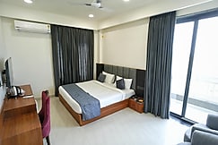 hotel highway queen, Mauzamabad