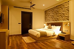 Red Sapphire Royale, Chandausi
