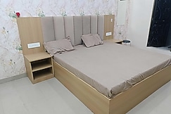 HOTEL O SRN Hotel & Guest House, Ghosi