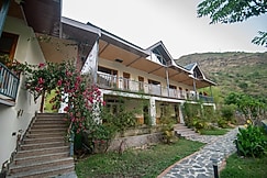 Giri River Retreat, Theog