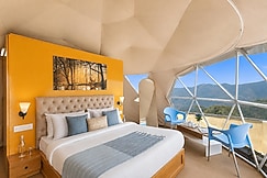 Alaya Stays Snowdrop Dome Cottage with Common Terrace, Mussoorie