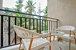 Modern Coastal Stay Candolim Beach, Devgarh