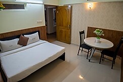 Stella Marries an Airport Lounge, Cochin