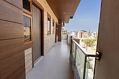 Mad Monkies |Entire 2 BHK Apartment, Noida