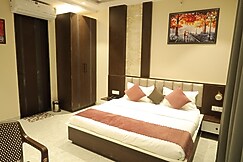 HOTEL GOLDEN CROWN, Bayana