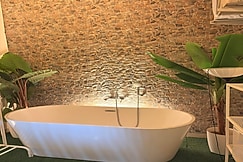 Indigo - Luxury Bathtub Studio at Golf Course Rdv, Gurgaon