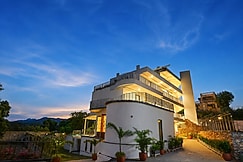 ELIVAAS Miran with shared Pool & Garden, Udaipur