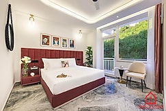 The Roman Style AC 2BHK Jaccuzzi by HomestayDaddy, Kalka
