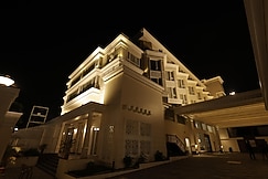 Empires Luxe Puri, Puri