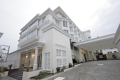 Empires Luxe Puri, Puri