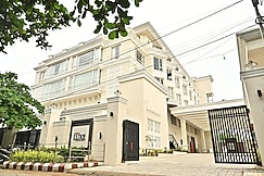 Empires Luxe Puri, Puri