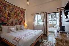 Nivasa Udaipur - Heritage Haveli with Pool near Lake Pichola, Old City, Udaipur