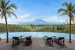 Emana Aruna, Bali