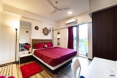 Dishney Den | LUXE Attic with Private Terrace-Mountain View, Goa