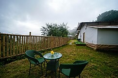 Skylight Retreat's 2BR Glamping Villa with private lawn and Apple orchids, Kufri