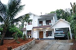 Hilly Blossom Private 3BR Villa Near Munnar, Munnar
