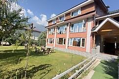 river edge, Pahalgam