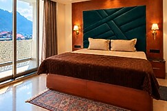 Private Room with Balcony Shared Kitchen, Manali