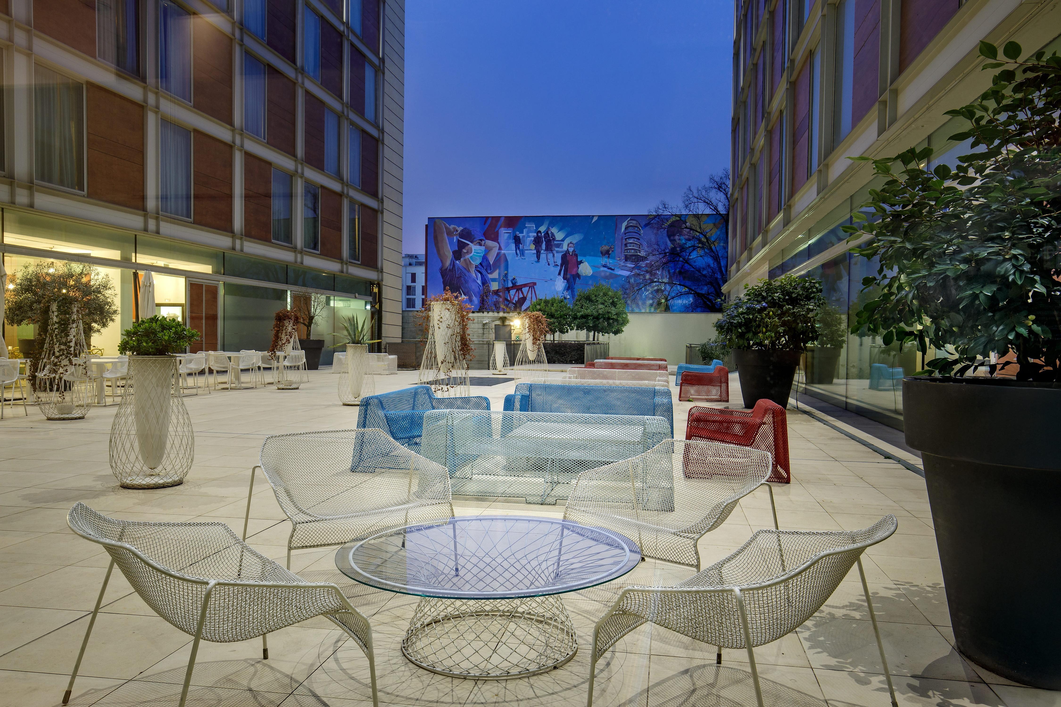 DoubleTree by Hilton Milan - Tap to explore photos