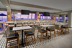 DoubleTree Beach Resort by Hilton Tampa Bay - North Redingto, Pinellas