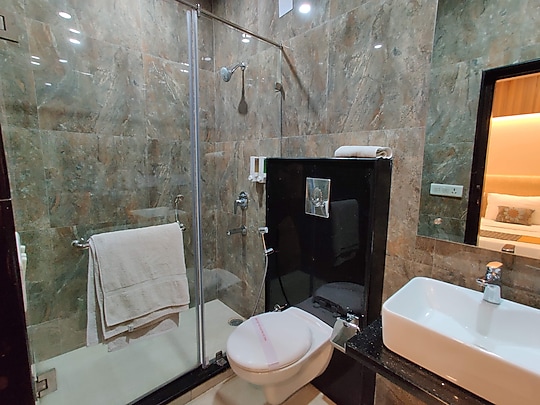 //imgak.mmtcdn.com/pwa_v3/pwa_hotel_assets/default.jpg