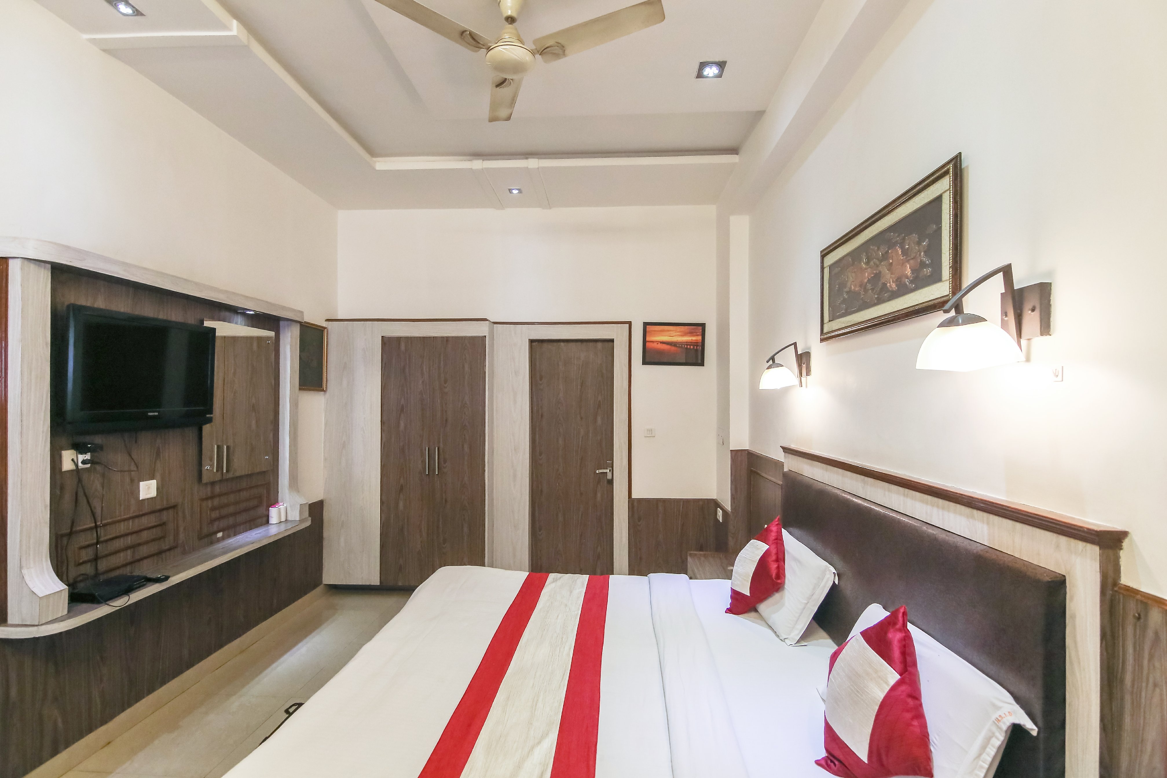 Hotel  Sidhartha-80 metres from Taj -Mahal - Tap to explore photos