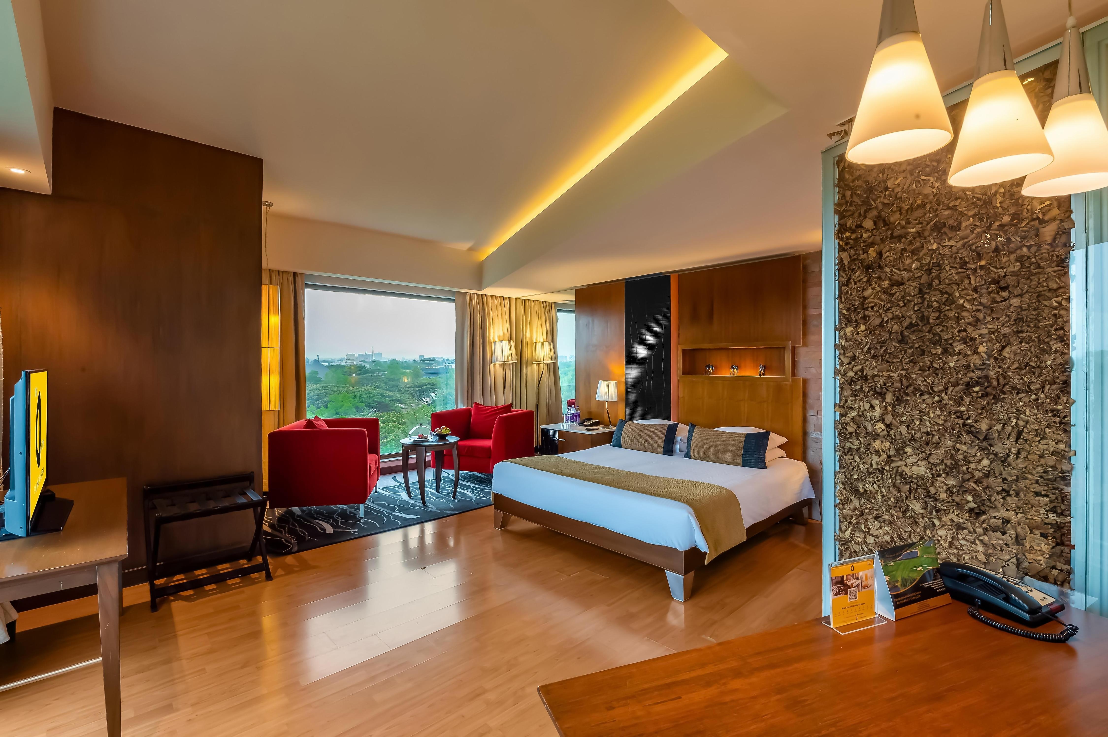 Suite with Bathtub 1