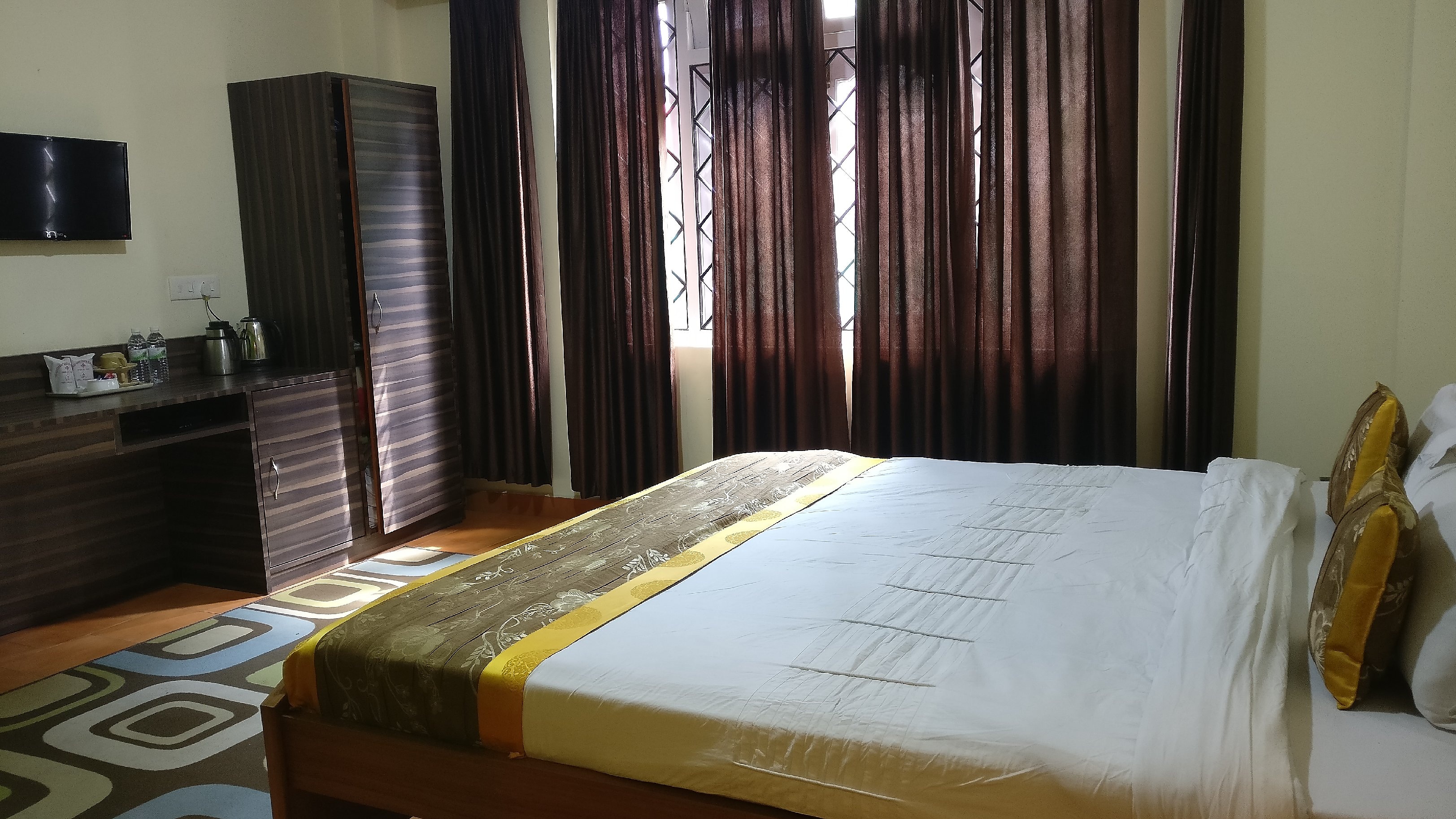 White Conch Residency (350 Meters from MG Marg) - Tap to explore photos