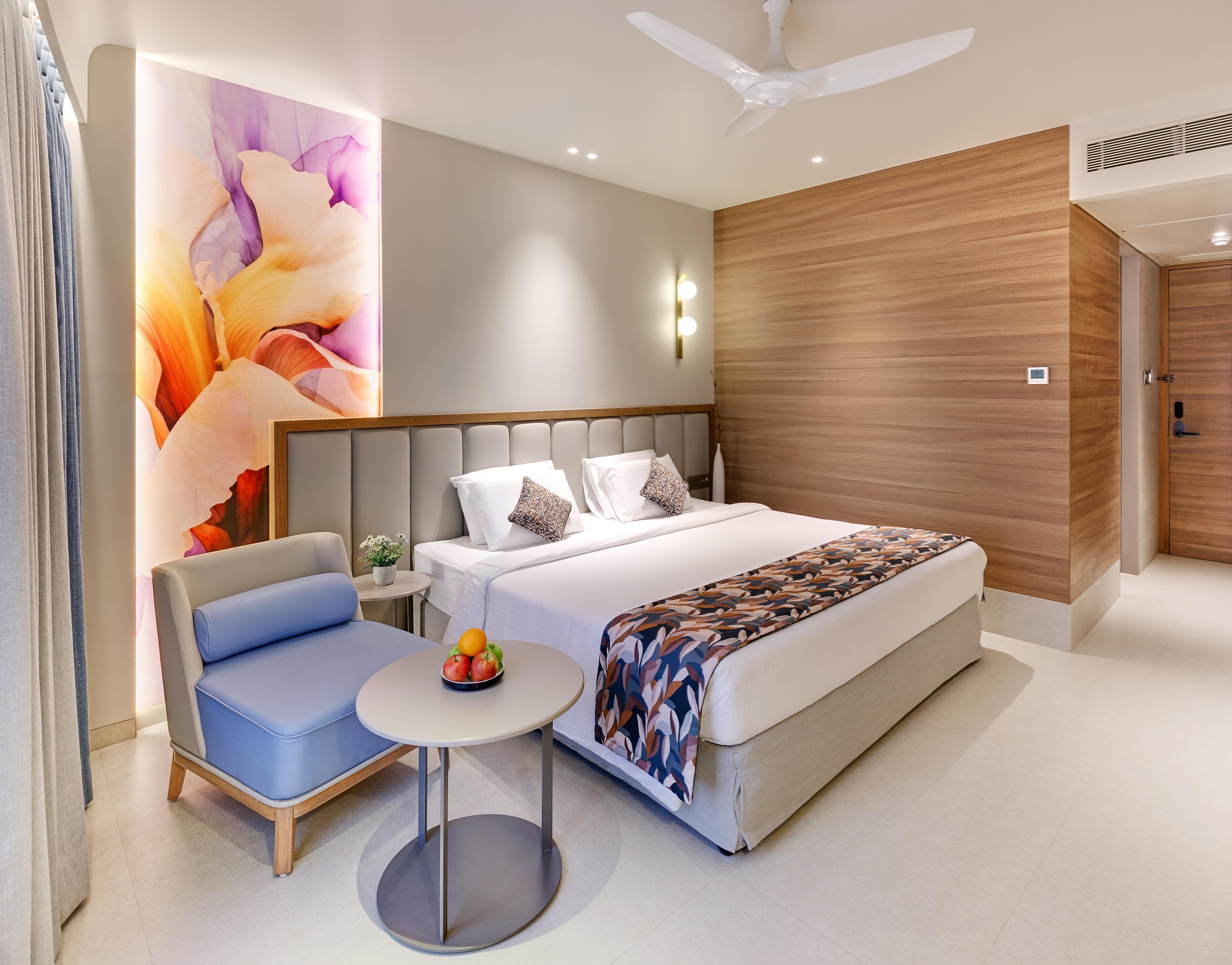 RITZY ROOM WITH BATHTUB 1