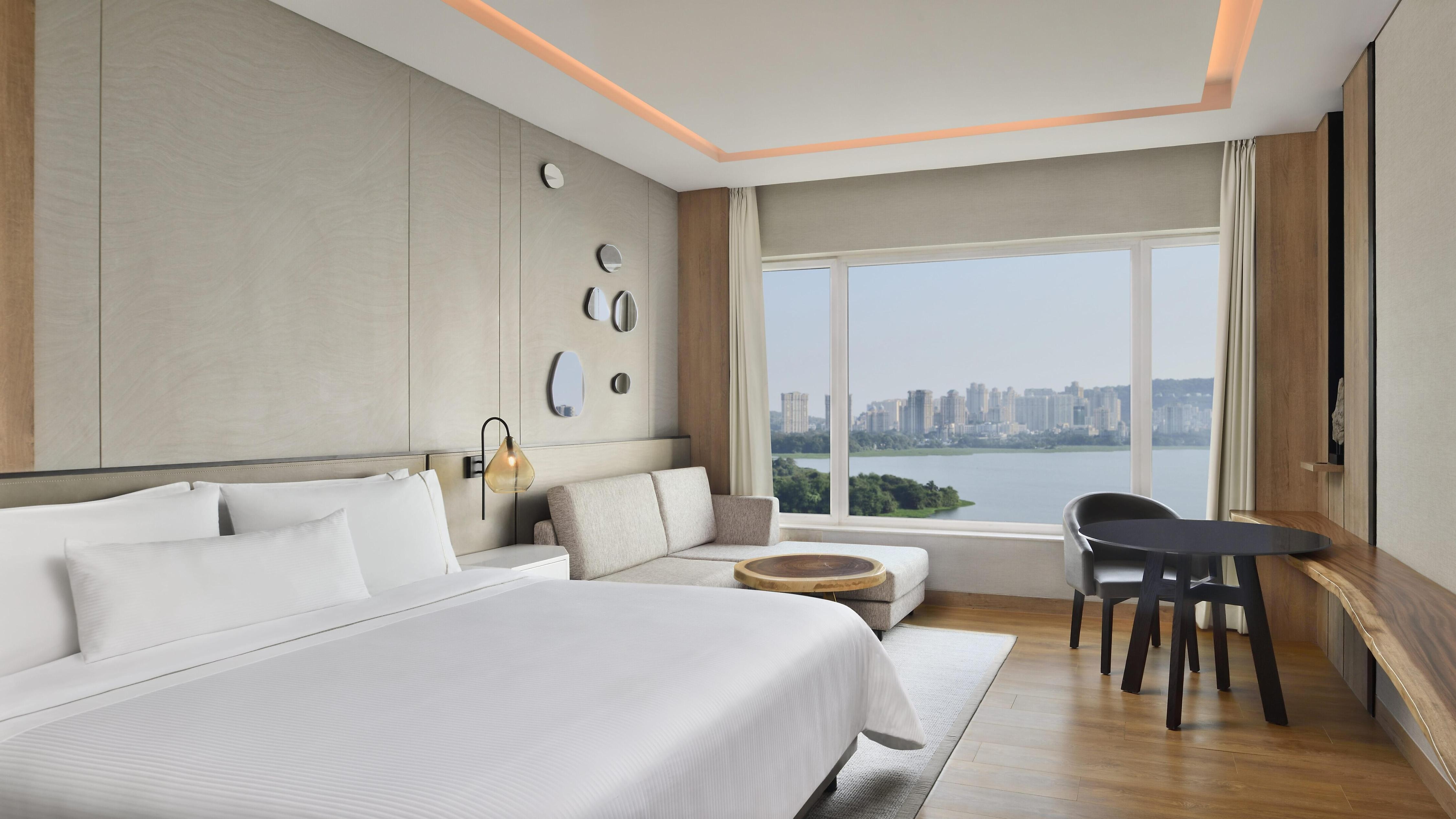 Deluxe Room, 1 King- Lake view with Bathtub 1