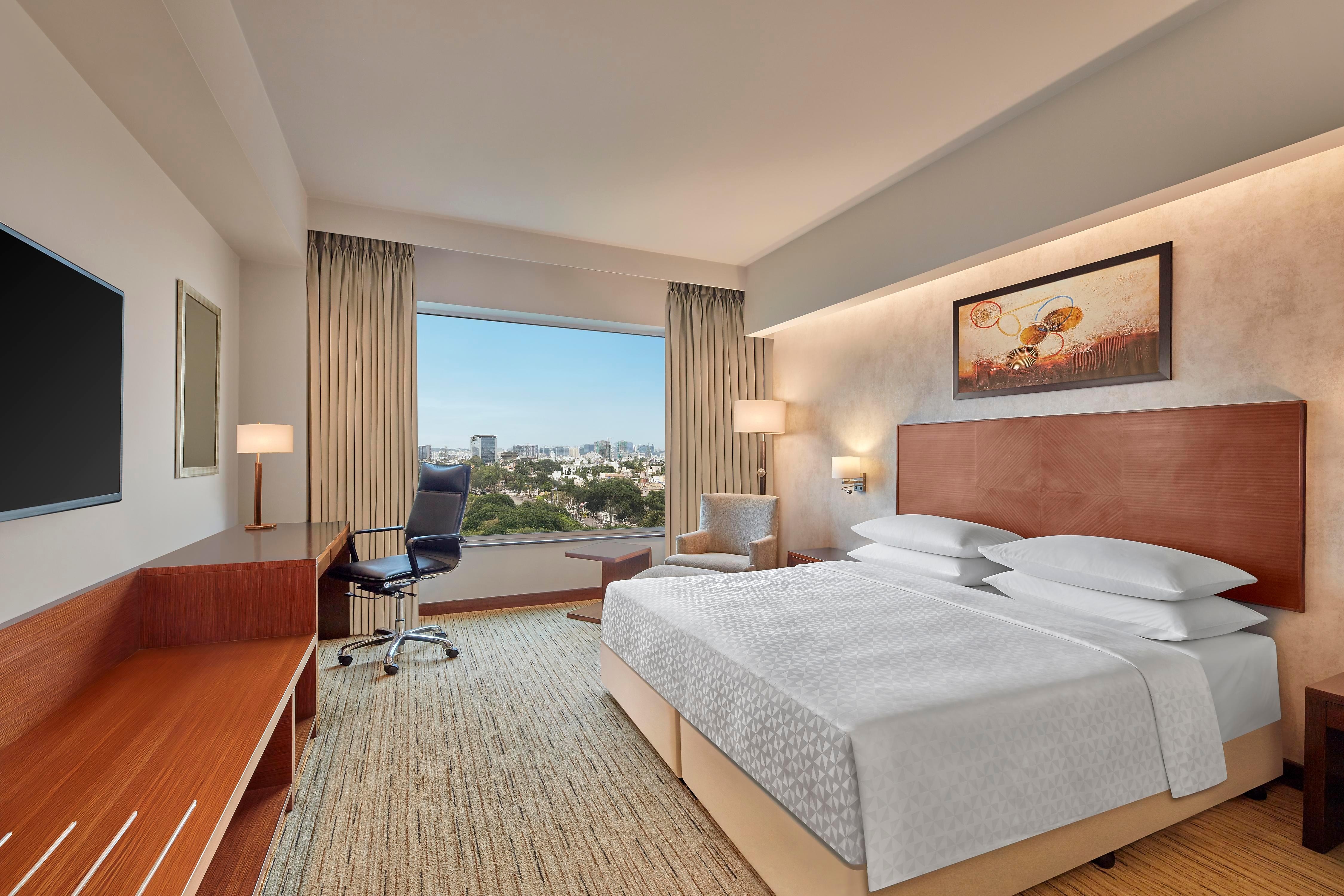 Deluxe Room King Bed With City or Pool view 1