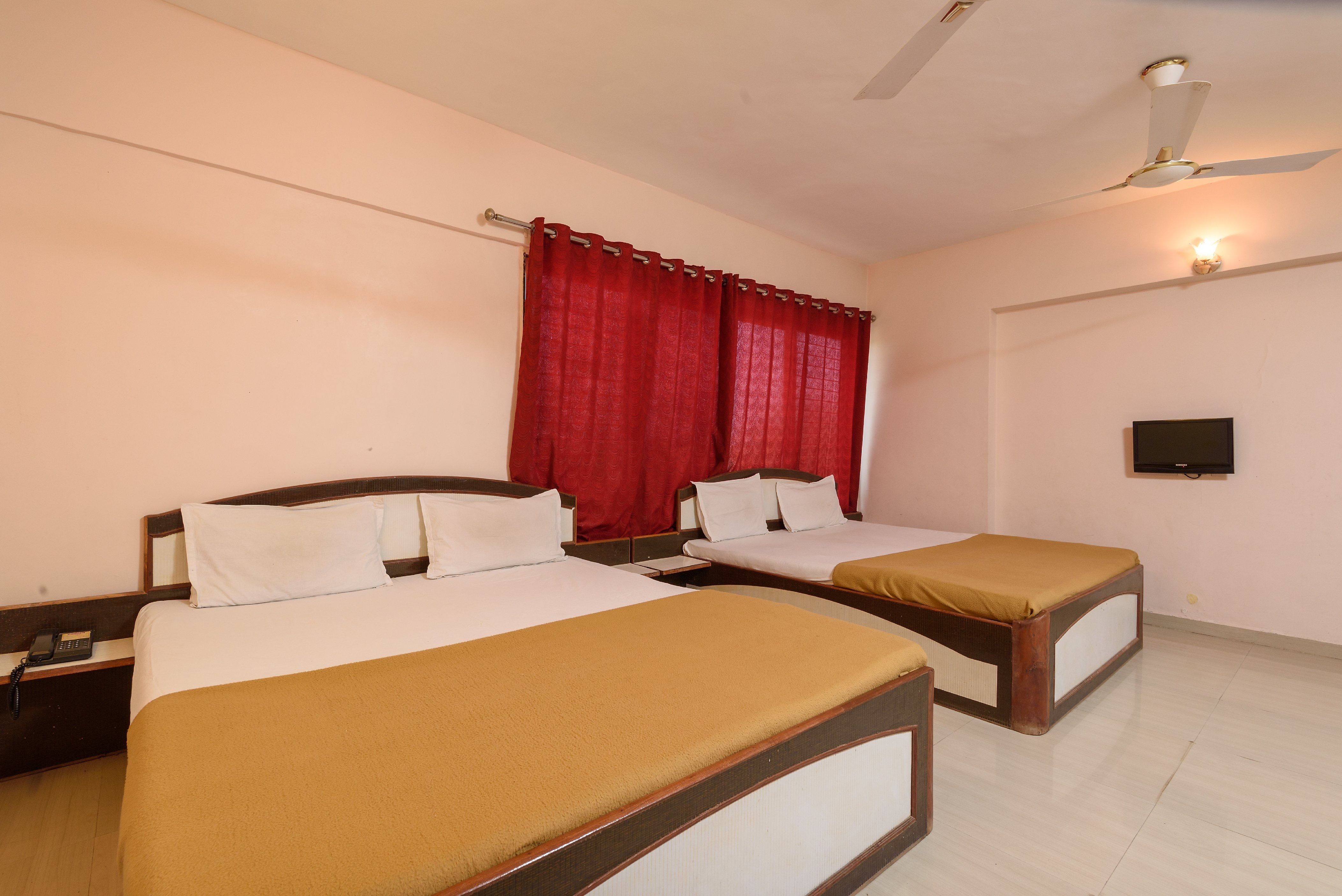 Hotel Sai Shraddha - Tap to explore photos