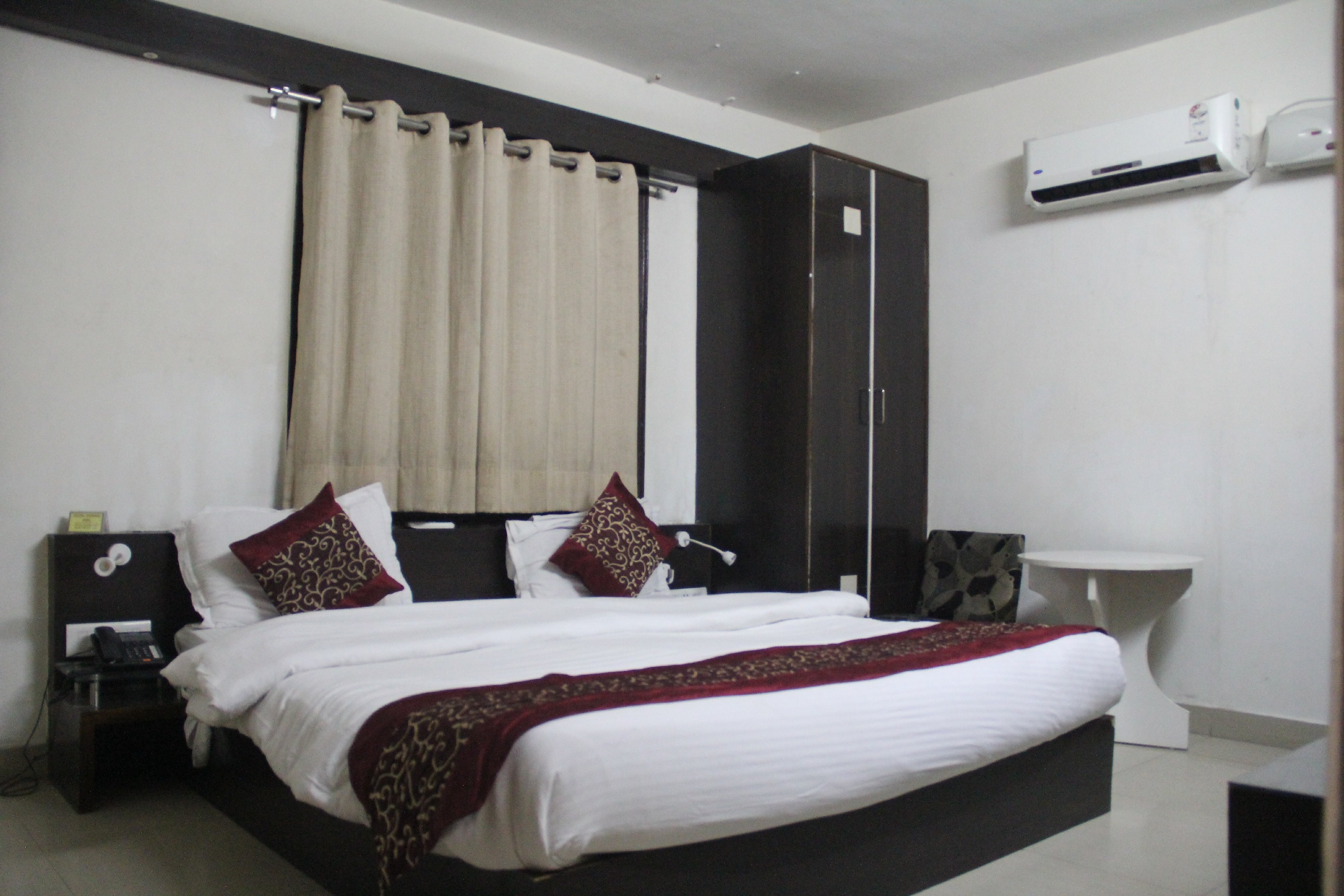 Hotel Vikrant - Tap to explore photos