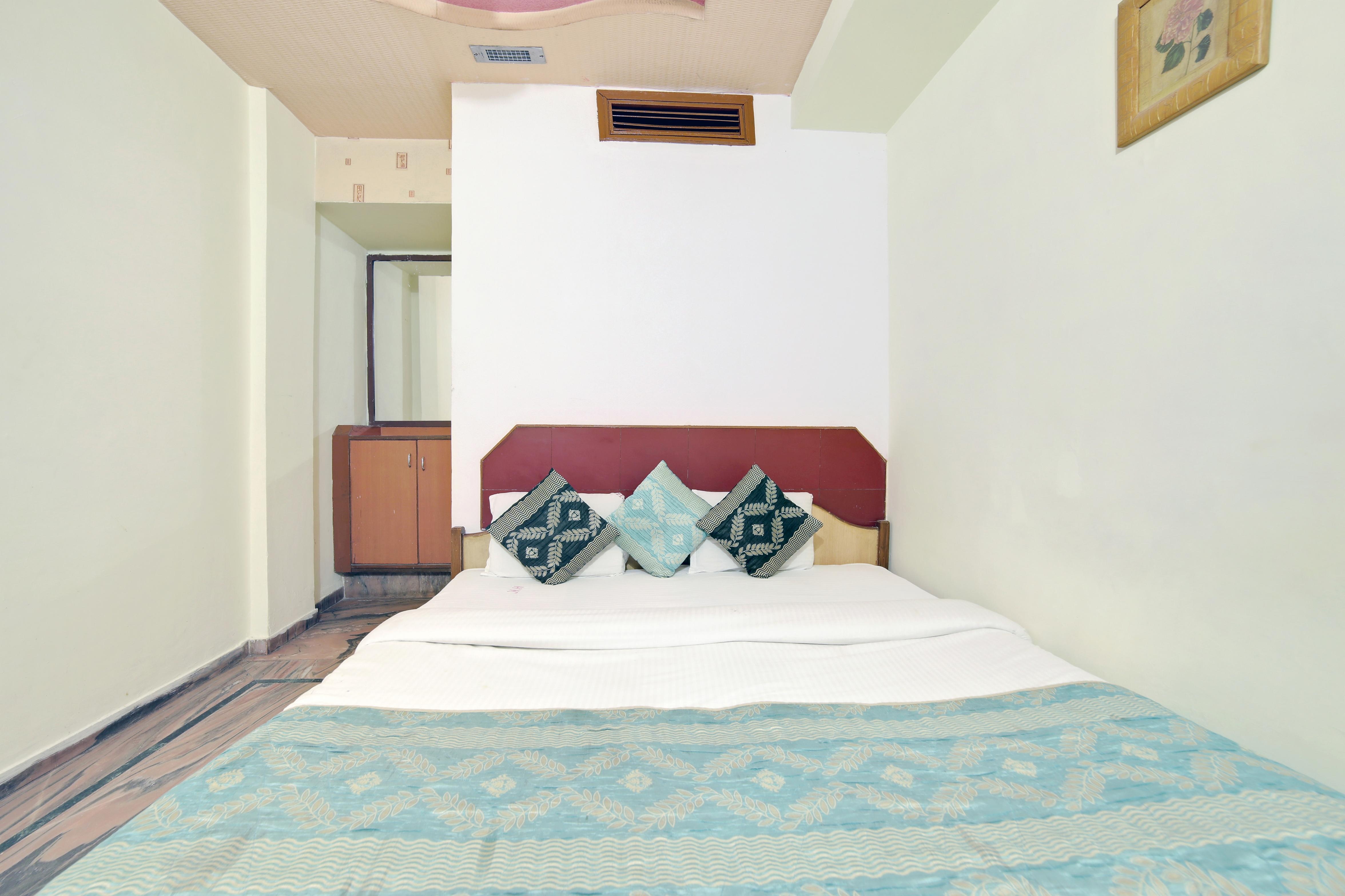 Hotel Kamal - Tap to explore photos