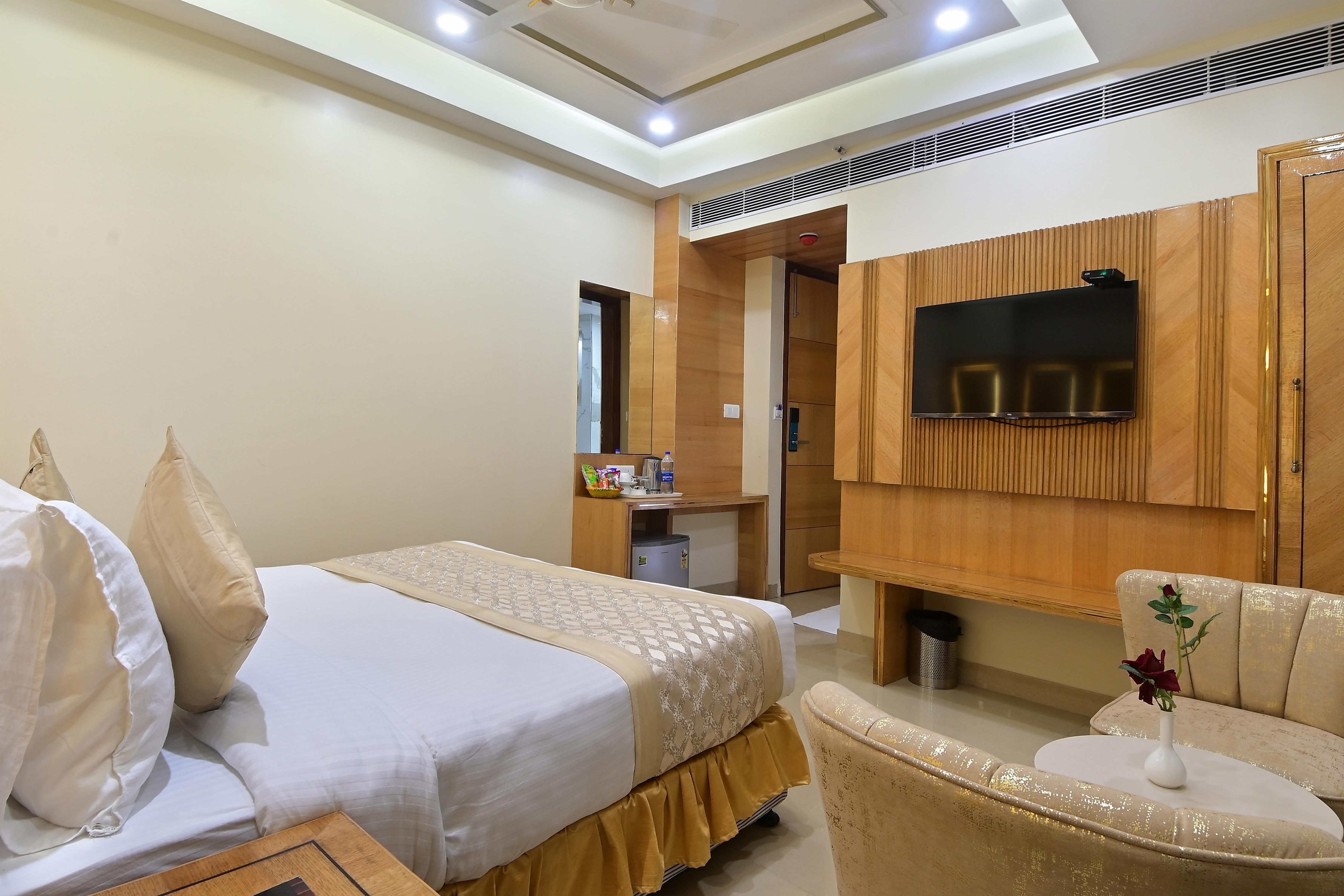 Hotel Gold Palace@3mins Walk From NDLS Rail Stn - Tap to explore photos