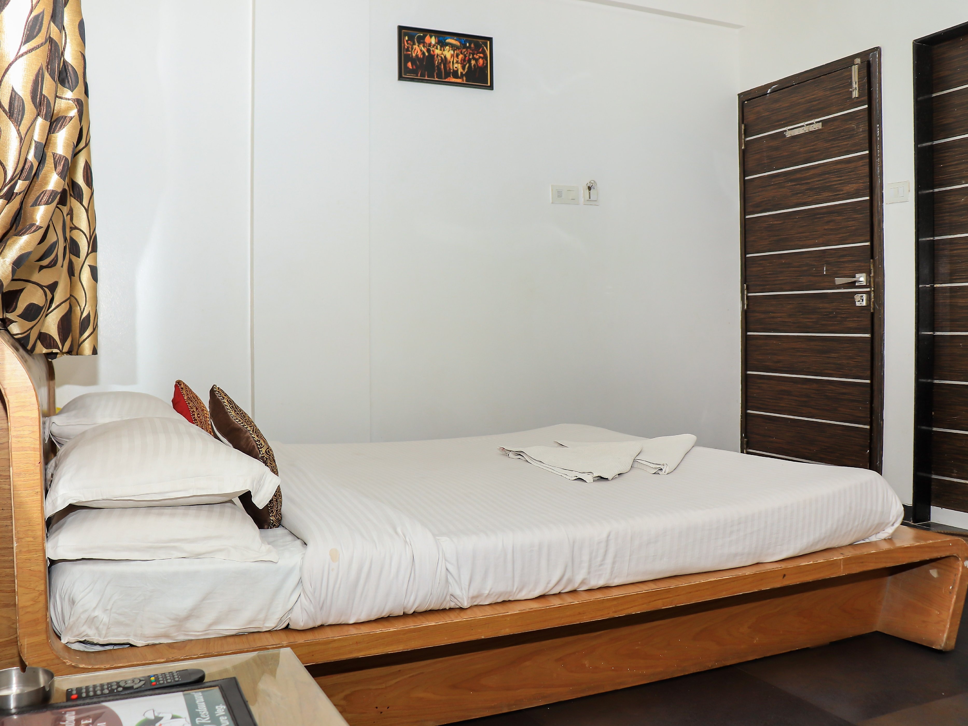 Hotel Shradha Saburi Palace - Tap to explore photos