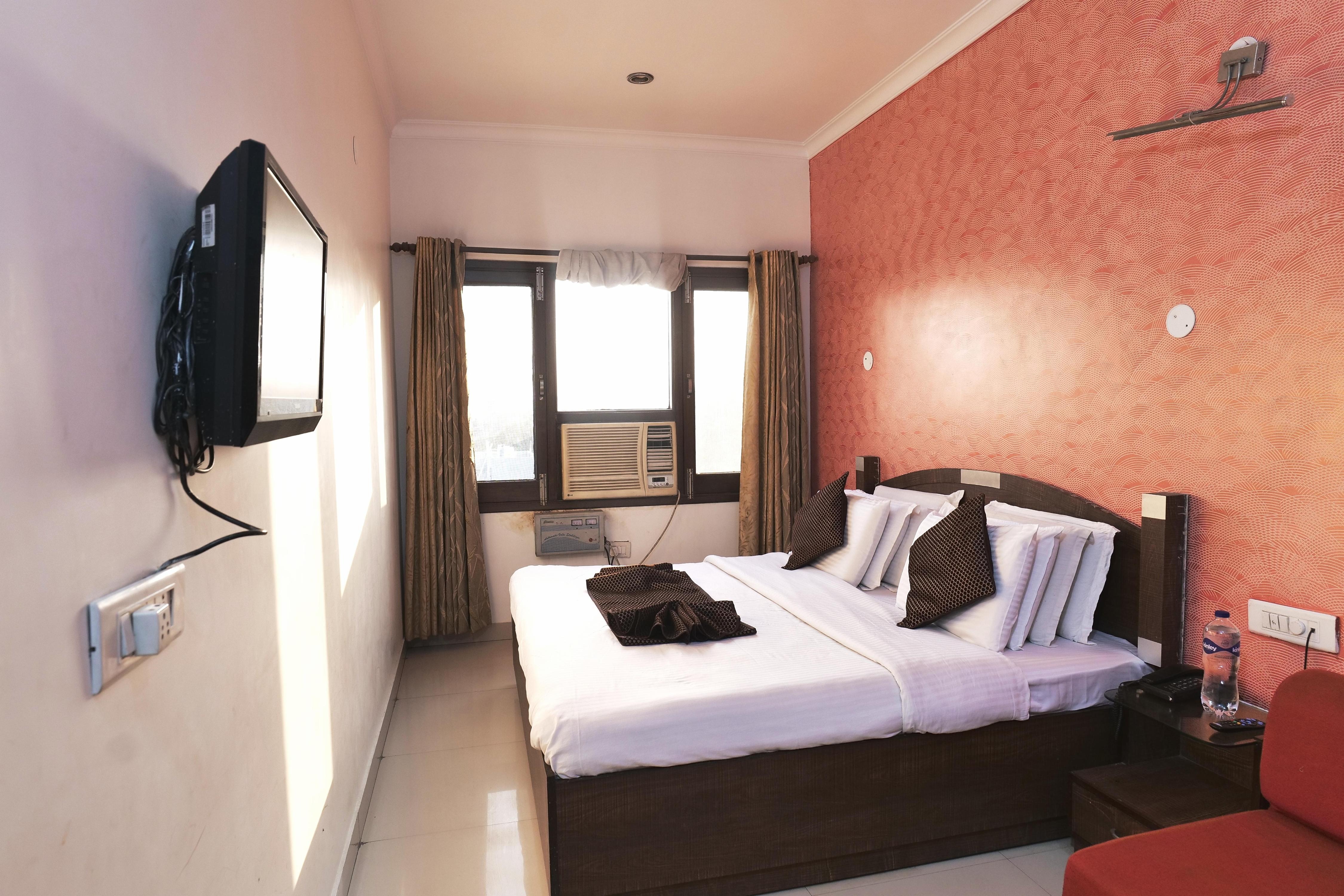 Hotel Holiday Comfort - 800 mts from Jallianwala Bagh - Tap to explore photos