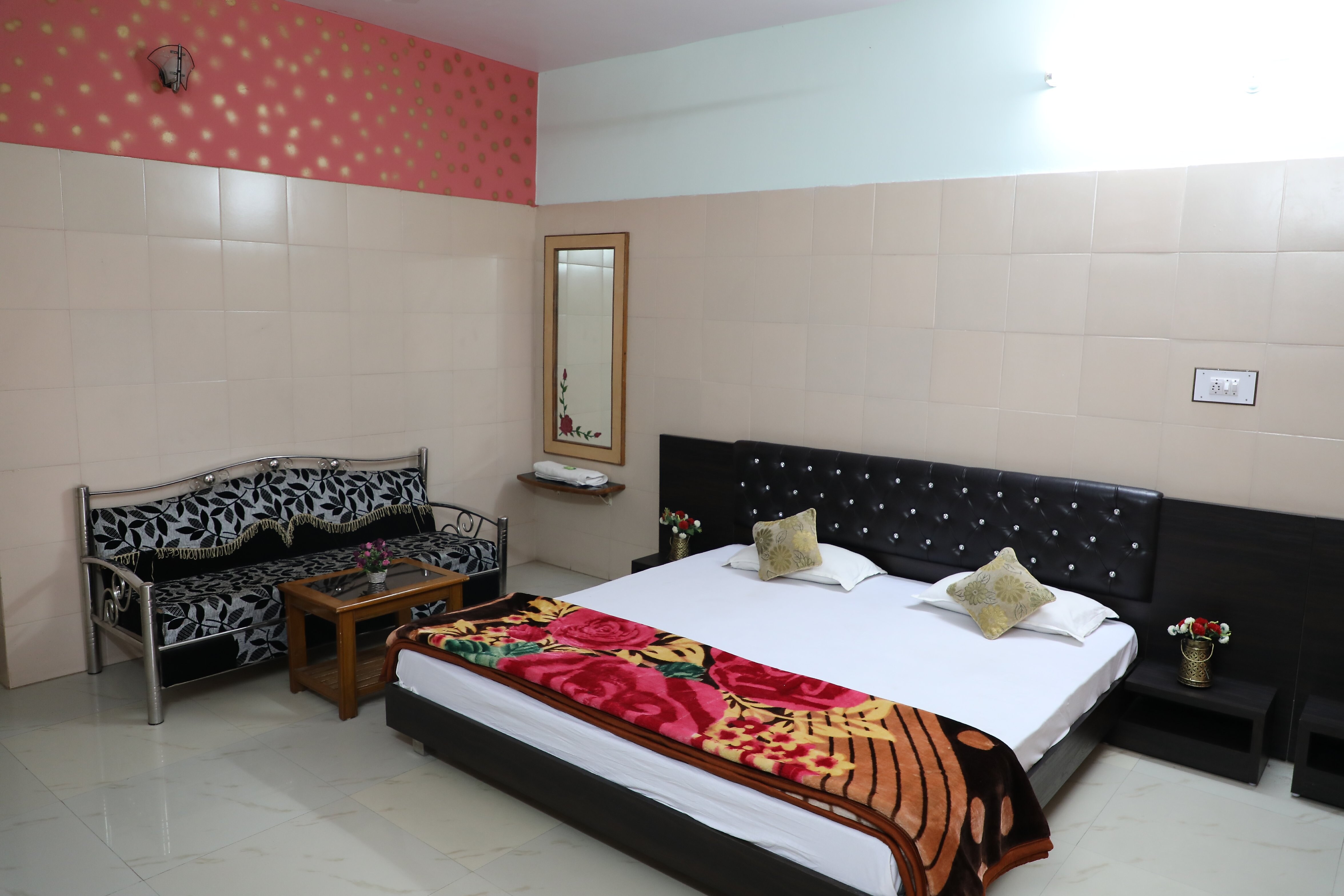Shivam Palace & Resort - Tap to explore photos