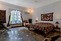 Hotel Hibiscus | Rooms & Dorms | 2 min walk from Ambrai Ghat, Udaipur