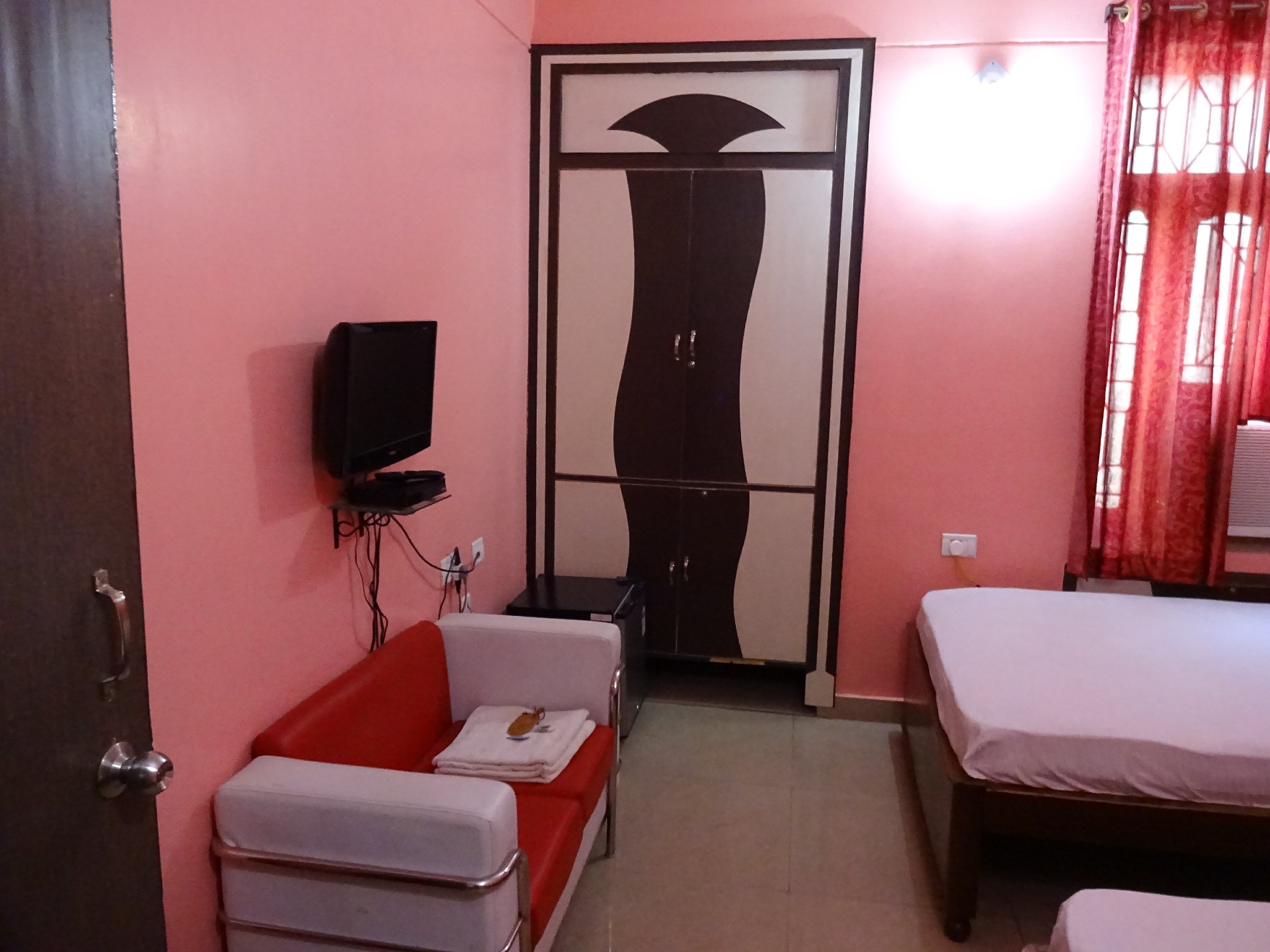Hotel Viraat Inn - Tap to explore photos
