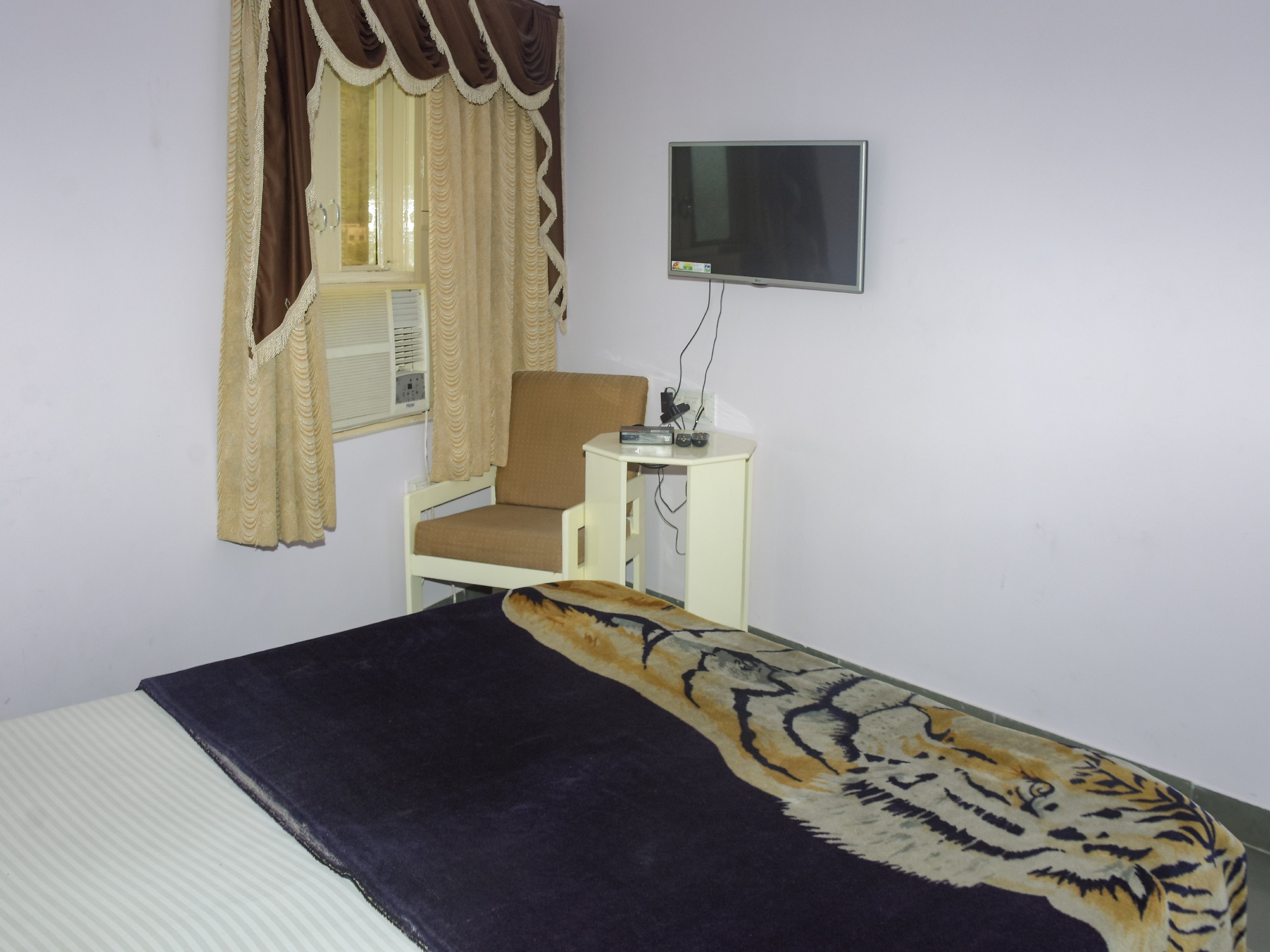 Hotel Gokul Dham - Tap to explore photos