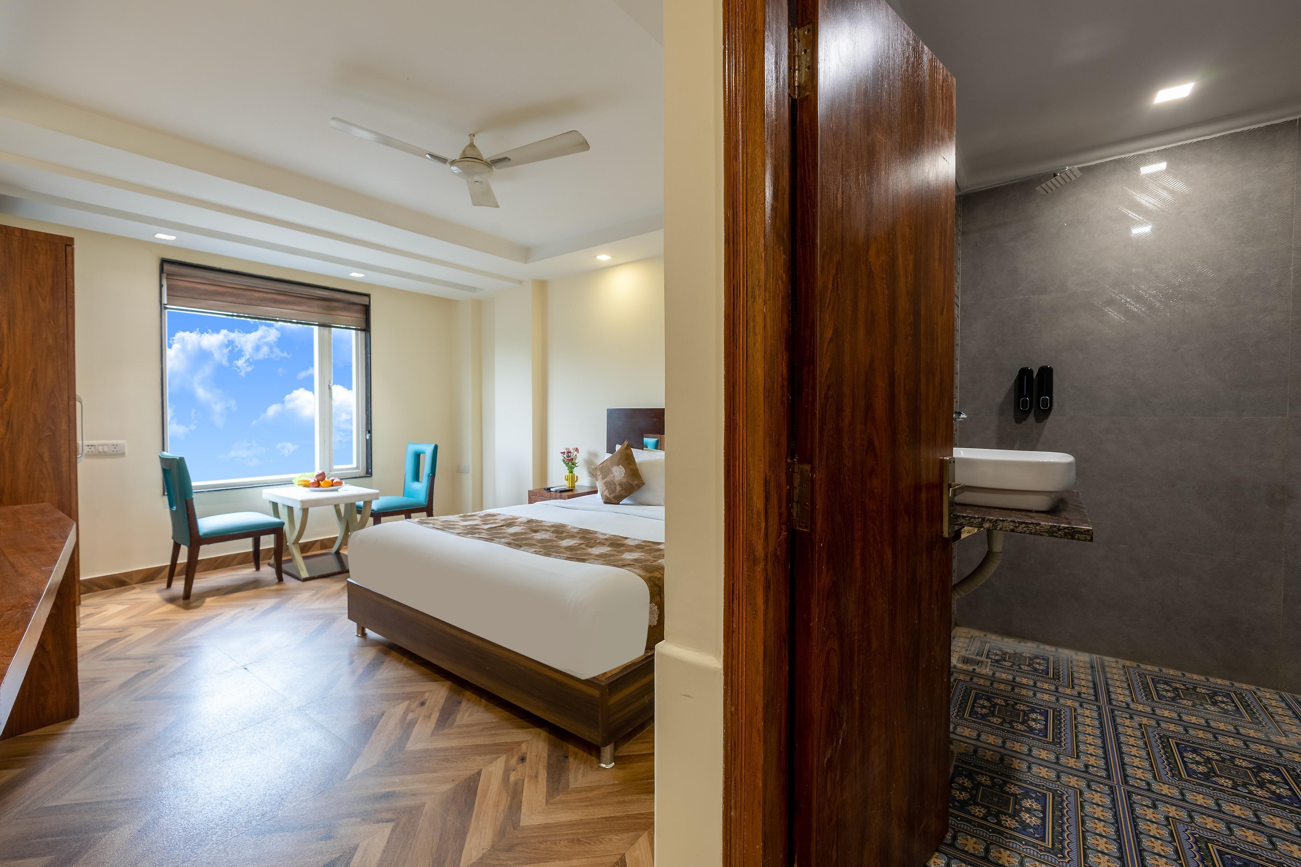 HOTEL NEU VILLA - Near Connaught Place - Tap to explore photos
