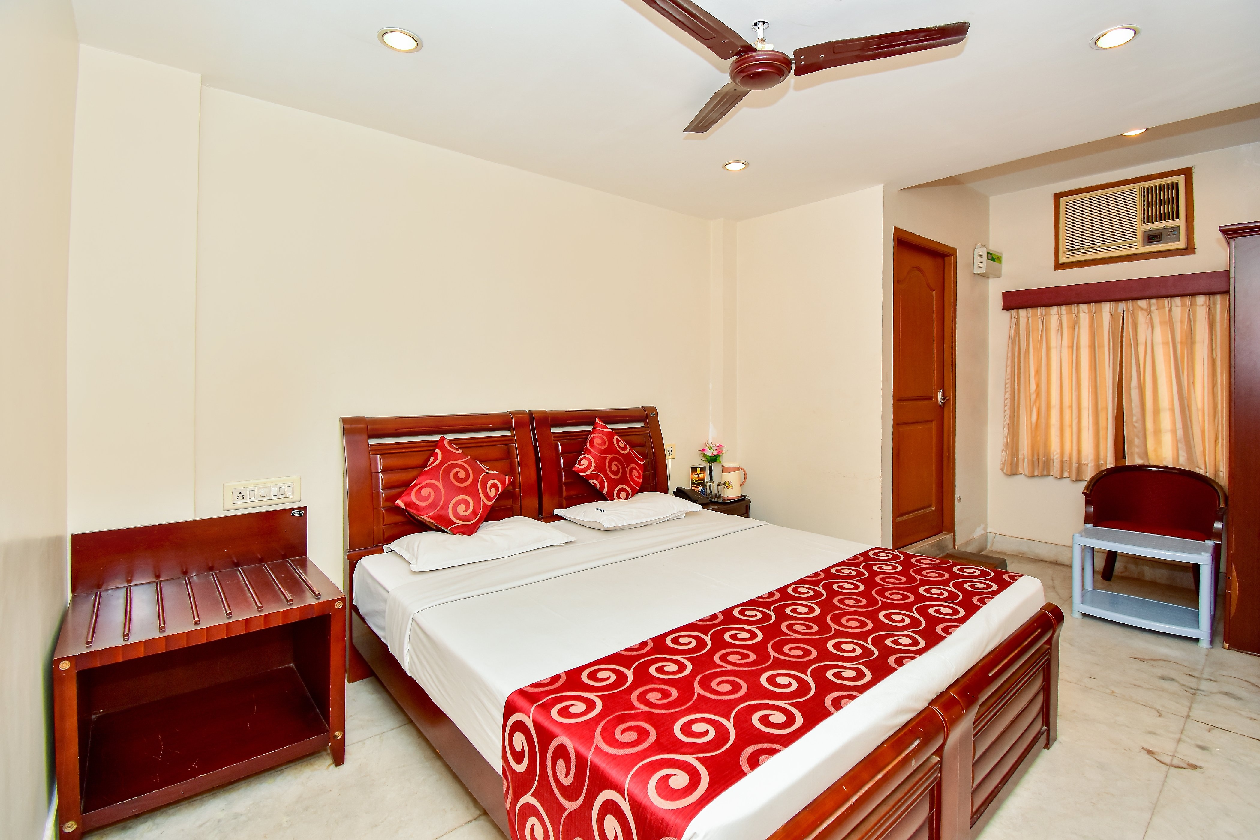 Lloyds Guest House, Lloyds Road, Royapettah - Tap to explore photos