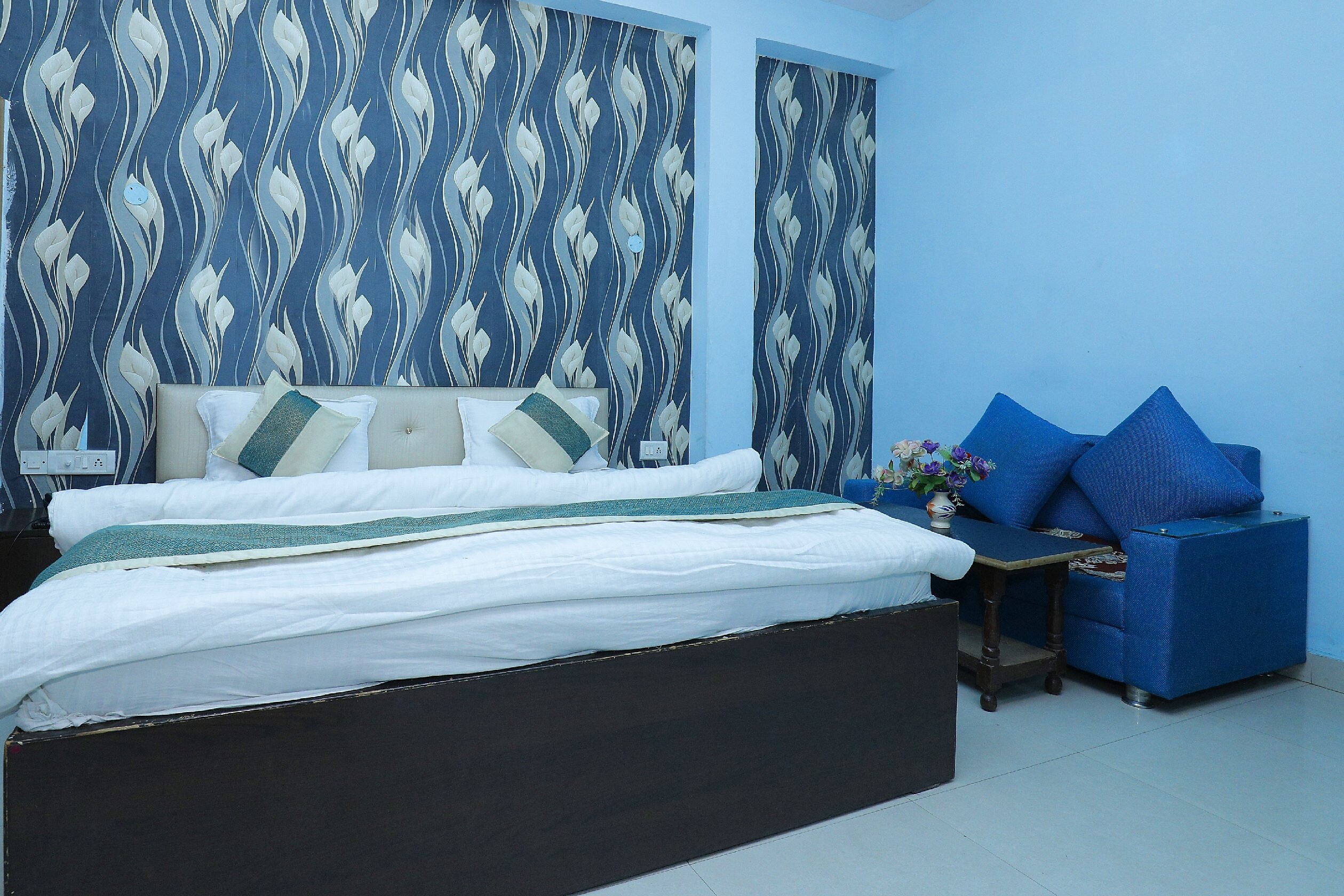 HOTEL NEW BAKSHI HOUSE - Tap to explore photos