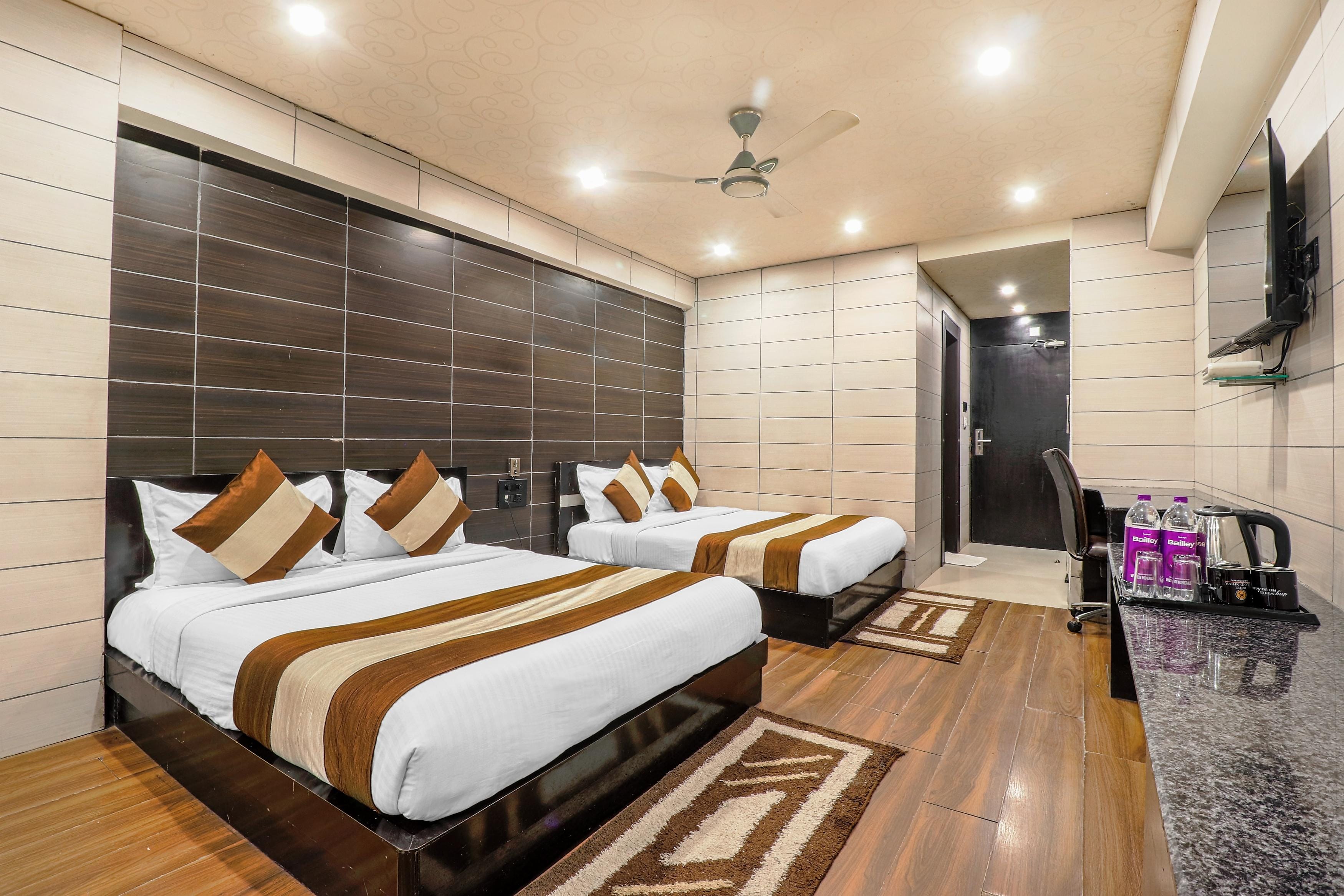 Oaktel Hotel Grand Shiva Near ganga ghat - Tap to explore photos