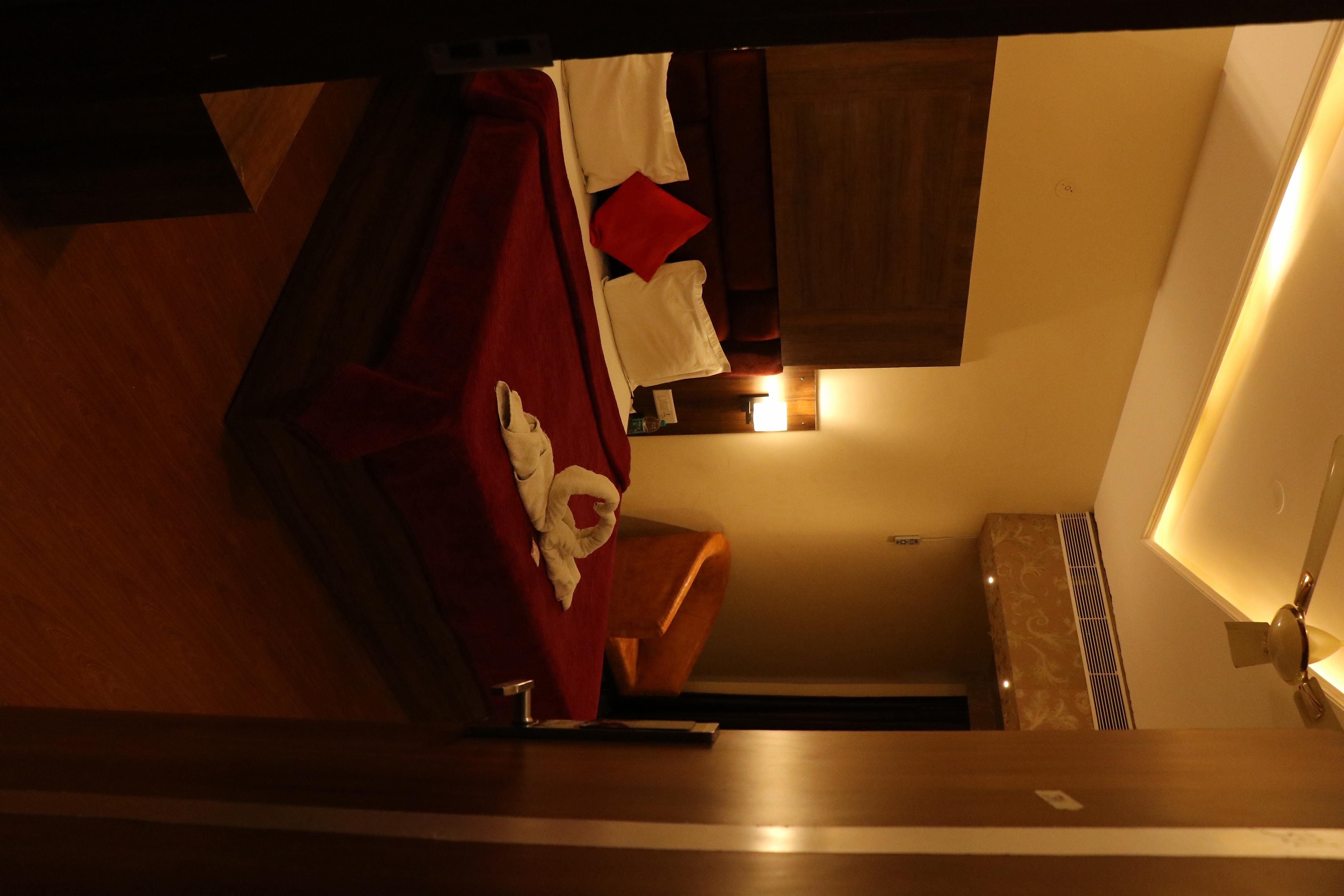 hotel kings retreat - Tap to explore photos